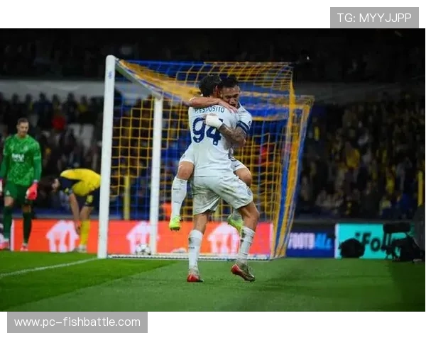 国米大胜威尼斯,小图拉姆鱼跃冲顶后振臂高呼 国米大胜威尼斯,小图拉姆鱼跃冲顶后振臂高呼