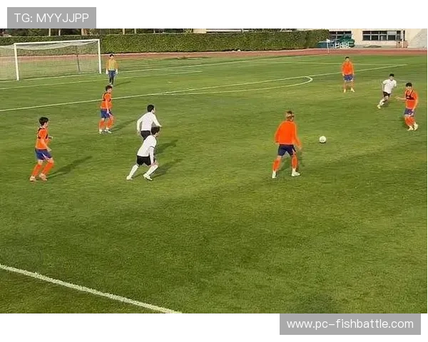 大连英博小将靖宽杰热身赛抓住机会破门得分